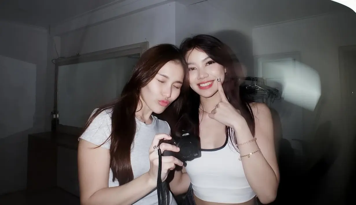 Selain video dance, foto-foto kebersamaan Ayu Ting Ting dan Regina Phoenix juga curi perhatian. Pose-pose santai dan ekspresi ceria yang ditampilkan semakin menambah daya tarik unggahan tersebut. Jadi perhatian usai unggah video dan foto bersama, netizen ungkap jika video dance tersebut kurang panjang dan menantikan kolaborasi dance lainnya dari Ayu Ting Ting dan Regina Phoenix. (Liputan6.com/IG/@ayutingting92)