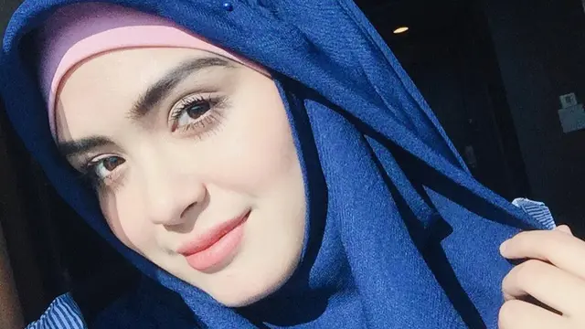 [Bintang] 8 Potret Cantik Vebby Palwinta Saat Berhijab