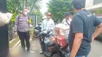 Driver online (kurir ekspedisi) bernama yulan Susilo (42 tahun) ditemukan meninggal dunia di Jakarta Barat. Foto: Humas Polres Jakbar