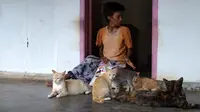 Romlah, perempuan lumpuh yang hidup dengan 12 ekor kucing di Kabupaten Bangkalan, Jawa Timur.