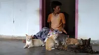 Kisah Perempuan Lumpuh Hidup dengan 12 Ekor Kucing di Bangkalan