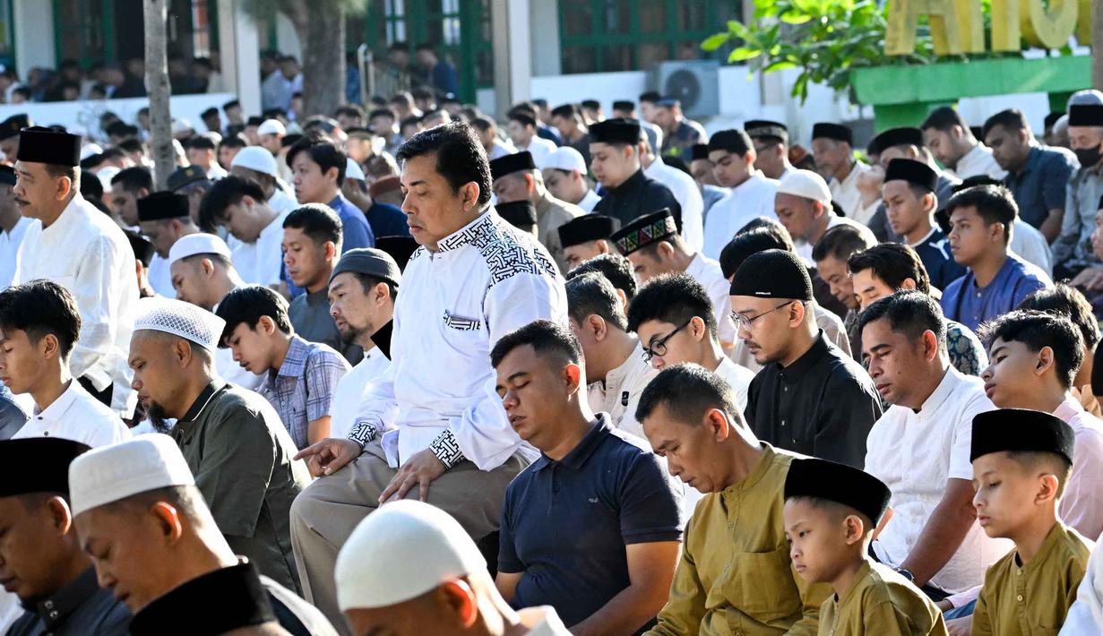 Keputusan itu diambil usai Kementerian Agama melakukan pemantauan hilal di 117 titik yang tersebar di seluruh Indonesia dan sidang isbat penentuan 1 Syawal 1444 Hijriah pada Kamis (19/3/2026). Tampak dalam foto, umat muslim saat melaksanakan salat Idul Fitri 1447 Hijriah di lingkungan Universitas Muhammadiyah, Banda Aceh pada Jumat 20 Maret 2026. (CHAIDEER MAHYUDDIN/AFP)