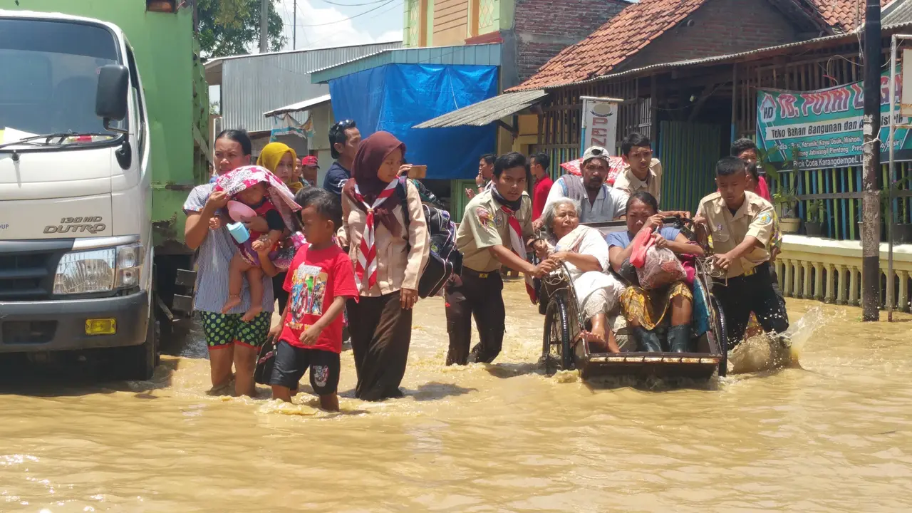 Tanggul 2 Sungai Jebol, Jalur Pantura Barat Lumpuh