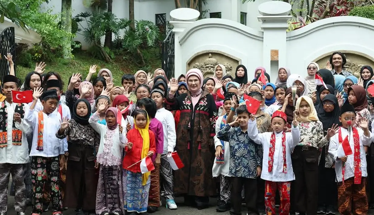 Tampak Emine Erdogan mengenakan outer panjang model batik dengan aksen atasan hitam berbordir bunga. Dipadukan inner pink. [@emineerdogan]