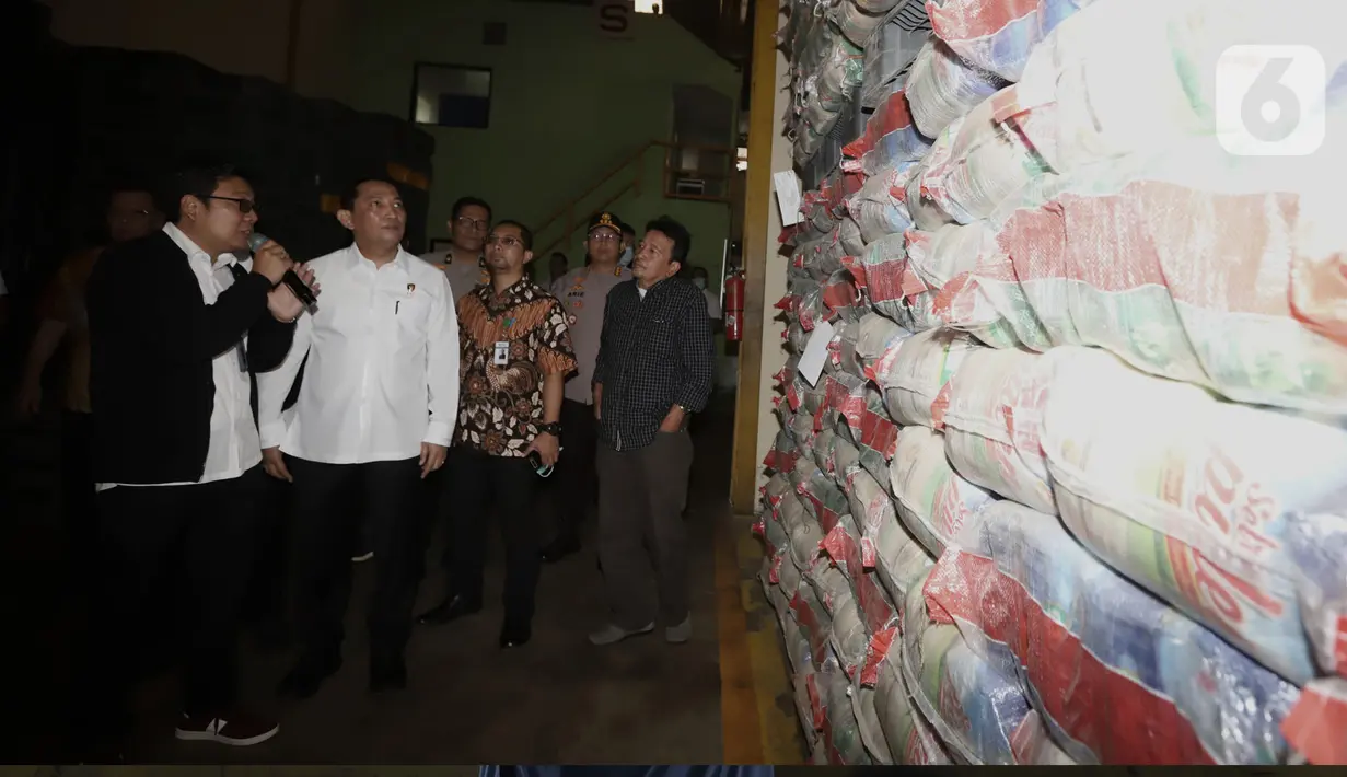Kabareskrim Polri Komjen Pol Listyo Sigit Prabowo (kedua kanan) meninjau ketersediaan beras di gudang PT Food Station Tjipinang Jaya, Jakarta, Rabu (18/3/2020). Kabareskrim mengatakan ketersediaan bahan pokok khususnya beras di Jakarta cukup hingga Hari Raya Lebaran 2020. (merdeka.com/Iqbal Nugroho)