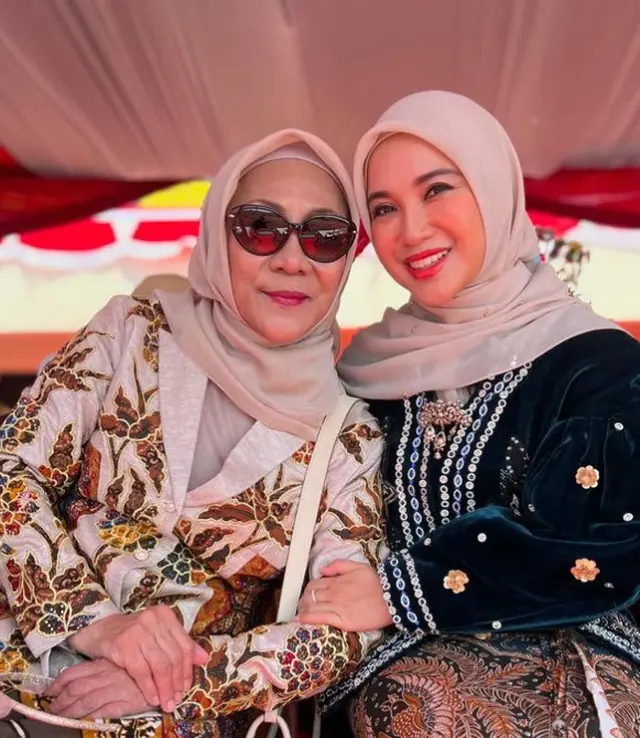 Sama-sama jadi istri pejabat, ini 6 beda gaya Arumi Bachsin dan Chacha Frederica kenakan kebaya