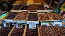 Buah kurma juga mengandung kalium dan magnesium yang penting untuk fungsi otot jantung dan menjaga tekanan darah tetap stabil. Tampak dalam foto, kurma dan buah-buahan kering dipajang untuk dijual menjelang bulan suci Ramadan di sebuah pasar di Srinagar, Kashmir, Rabu 18 Februari 2026. (AP Photo/Mukhtar Khan)