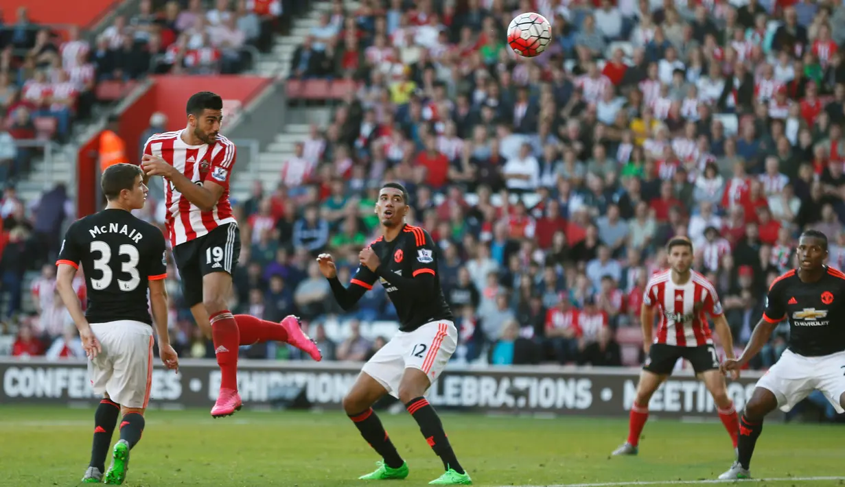 Graziano Pelle mencetak gol kedua Southampton ke gawang MU dalam lanjutan Liga Premier Inggris di Stadion St. Mary, Southampton, Minggu (20/9/2015). (Reuters/Stefan Wermuth)
