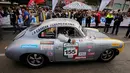 Seorang peserta mengendarai mobil Porsche 356 B keluaran 1960 saat mengikuti acara Carrera Panamericana di Meksiko, Sabtu (15/10). Carrera Panamericana adalah perlombaan mobil antik yang digelar di Meksiko selama 7 hari. (REUTERS / Henry Romero) 