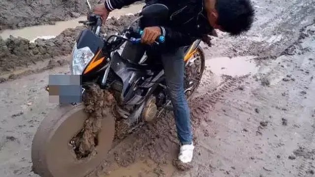 6 Momen Apes Lewati Jalanan Berlumpur Ini Bikin Elus Dada, Harus Rela Kotor