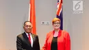 Menteri Pertahanan RI Ryamizard Ryacudu (Kiri) berjabat tangan dengan Menteri Pertahanan Australia Marise Payne penandatangan perjanjian kerja sama Indonesia-Australia di Perth, Australia, Kamis (1/2). (Liputan6.com/Pool/Kemenhan)