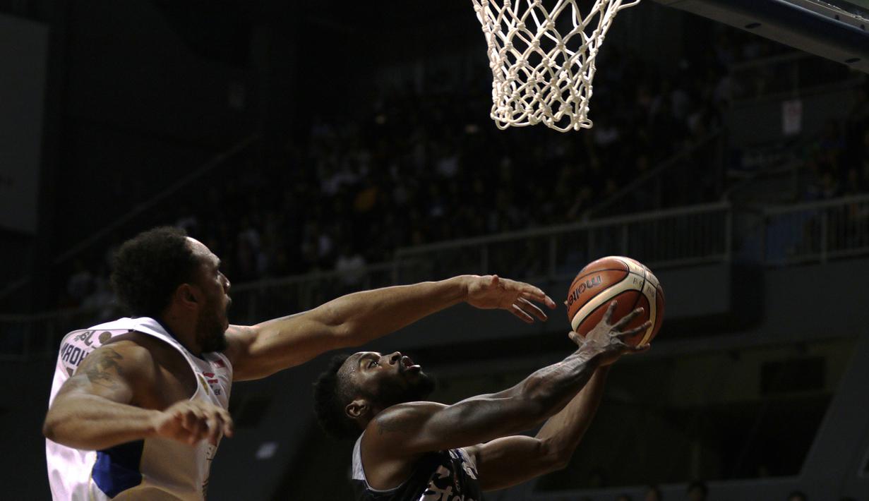 Pebasket Stapac, Kendal Yancy, berusaha mencetak poin saat melawan Satria Muda pada laga final IBL 2019 di Britama Arena, Jakarta, Kamis (21/3). SM kalah 68-79 dari Stapac. (Bola.com/Yoppy Renato)