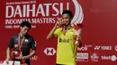 Tunggal putra Indonesia, Anthony Ginting, menggigit mendali usai menjuarai Indonesia Masters 2018 di Istora Senayan, Minggu (28/1/2018). Anthony Ginting menang 21-13 dan 21-12. (Bola.com/M Iqbal Ichsan)