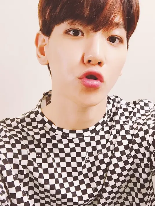 "Saat event itu, aku berbicara dengan penggemar dan aku khawatir. Aku tiba-tiba jadi takut. Aku seharusnya membuat penggemar merasa senang, dan aku punya beban besar setelah mendengar cerita dari penggemar," lanjutnya. (Foto: instagram.com/baekhyunee_exo)