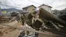 Beberapa Anggota Tentara Bela Diri Jepang terus berupaya melakukan pencarian dan evakuasi korban bencana tanah longsor di wilayah perumahan di Asaminami, Hiroshima, Jepang, (20/8/2014). (REUTERS/Toru Hanai)