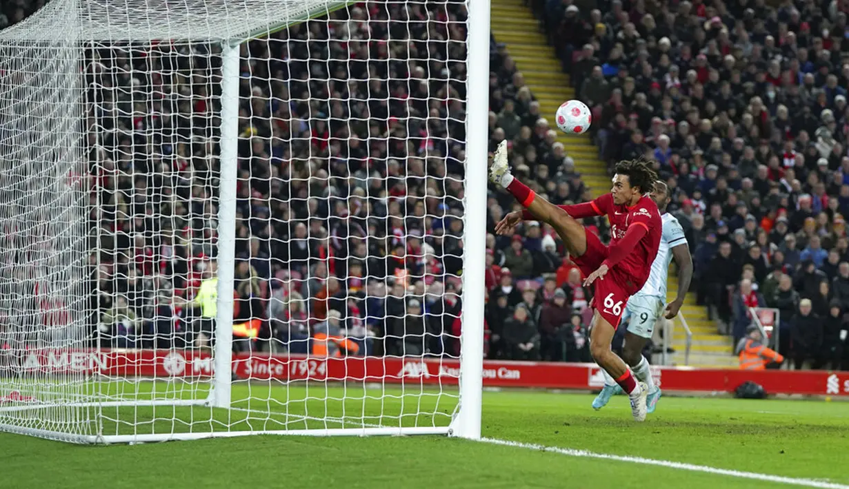 Pemain Liverpool Trent Alexander-Arnold menendang bola untuk menyelamatkan gawang saat melawan West Ham United pada pertandingan sepak bola Liga Inggris di Stadion Anfield, Liverpool, Inggris, 5 Maret 2022. Liverpool menang 1-0. (AP Photo/Jon Super)