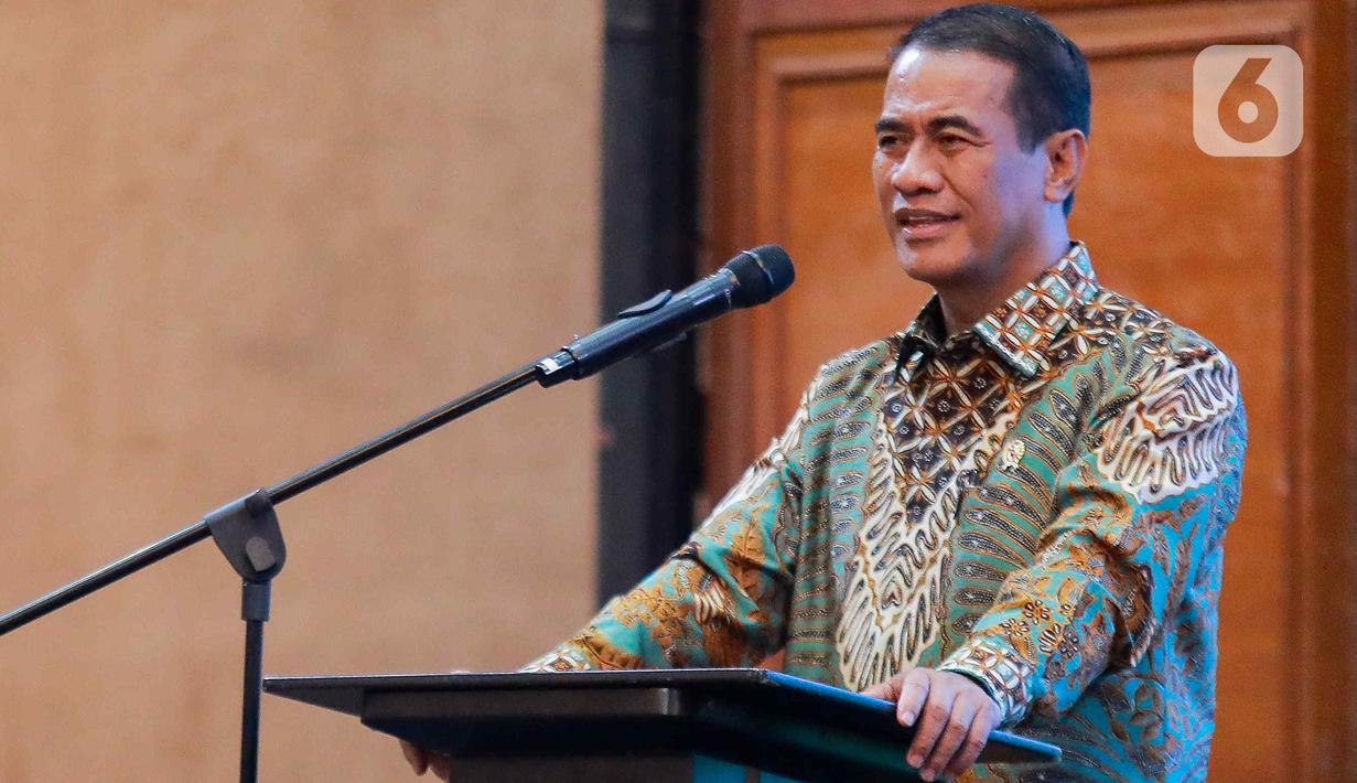 Menteri Pertanian (Mentan) Andi Amran Sulaiman memberikan sambutan saat serah terima jabatan Wakil Menteri Pertanian di Gedung A Kementerian Pertanian, Jakarta, Jumat, (19/7/2024). (Liputan6.com/Herman Zakharia)