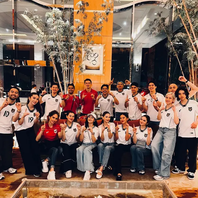 6 Potret Febby Rastanty Nonton Timnas Indonesia Bareng Teman Artis, Suami Sedang Bertugas