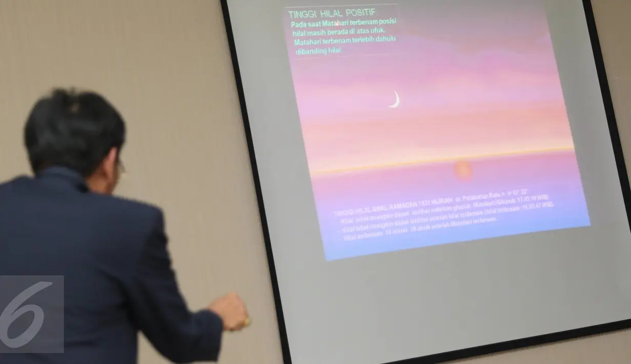 Ahli astronomi Cecep Nurwendaya memaparkan cara perhitungan posisi hilal (bulan baru) dan kemungkinan referensi tentang keberadaan hilal sebelum sidang Isbat  di Kantor Kemenag Jakarta , Minggu (5/6). (Liputan6.com/Immanuel Antonius) 