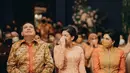 Pada kesempatan ini, Putri tampil manis mengenakan kebaya bernuansa peach rancangan Sapto Djodjokartiko. (Instagram/ @Putri Tanjung)