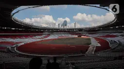 Revitalisasi rumput lapangan dilakukan dalam rangka menyambut Babak Ketiga Kualifikasi Piala Dunia 2026. (Liputan6.com/Herman Zakharia)