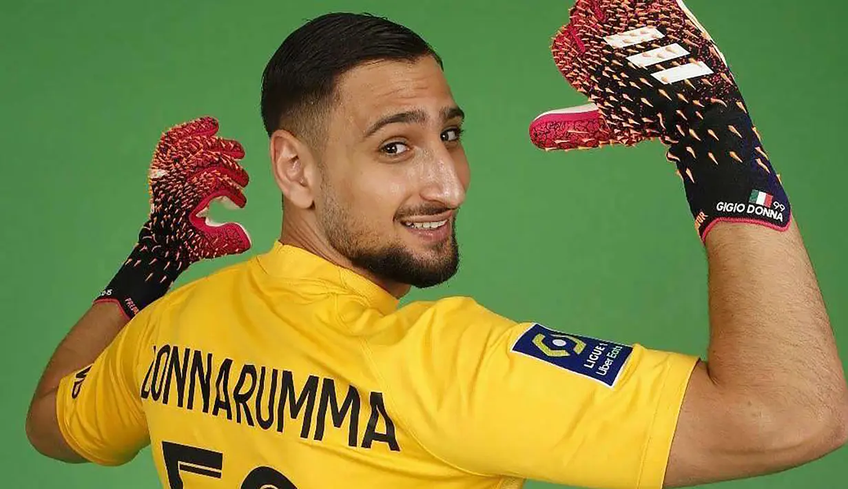 Gianluigi Donnarumma. Kiper AC Milan dan pahlawan Italia di Euro 2020 ini meninggalkan AC Milan saat kontraknya kedaluarsa pada 30 Juni lalu. Ia menandatangani kontrak selama 5 tahun dengan PSG pada 15 Juli 2021 lalu. (Foto: en.psg.fr)
