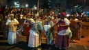 Sekelompok wanita berbaris untuk memperingati Hari Wanita Afro-Latin Amerika Serikat dan Afro-Karibia di Sao Paulo, Brasil, Selasa (25/7). Tiap tahunnya, 25 Juli diperingati sebagai Hari Wanita Afro-Latin AS dan Afro-Karibia sedunia. (AP/Andre Penner)