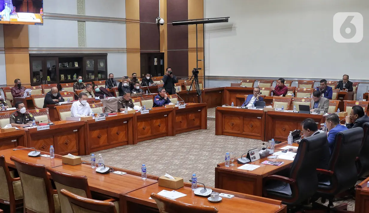 Suasana rapat dengar pendapat Jaksa Agung ST Burhanuddin dengan Komisi III DPR RI di Jakrta, Selasa (23/8/2022). Rapat tersebut membahas perkembangan kasus Korupsi Surya Darmadi 78 T dan kasus Korupsi PT Waskita Beton Precast Tbk. (Liputan6.com/Angga Yuniar)