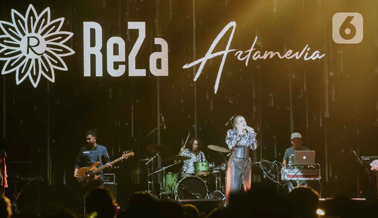 Penampilan penyanyi Reza Artamevia dalam Festival Tamagochill di Tennis Indoor Senayan, Jakarta, Jumat (22/11/2019). Reza mengobati rindu para penggemar dengan membawakan sejumlah lagu hits di antaranya Berharap Tak Terpisah, Satu yang Tak Bisa Lepas, dan Pertama. (Liputan6.com/Faizal Fanani)