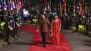 Presiden Filipina Ferdinand Marcos, Jr. dan istrinya Louise Araneta tiba untuk menghadiri Gala Dinner KTT ke-43 ASEAN di Hutan Kota GBK, Jakarta, Rabu (6/9/2023). (Mast Irham/Pool Photo via AP)