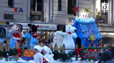 Macy's Thanksgiving Day Parade adalah acara tahunan yang diadakan di downtown New York. Lebih dari 300 ribu orang hadir di acara ini