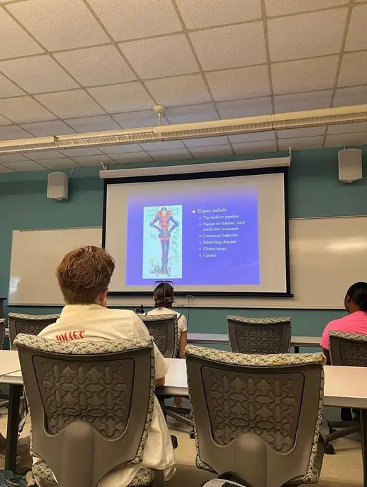 Memulai hari pertamanya masuk kuliah, Beby Tsabina pun mengunggah foto-foto suasana kampusnya di Instagram. (Instagram/bebytsabina).