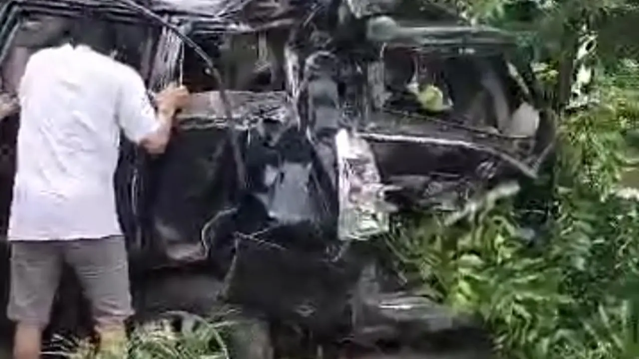 Kondisi Mobil Kijang Inova yang tertabrak kereta api Probowangi diperlintasan tak berpalang pintu di Banyuwangi (Istimewa)