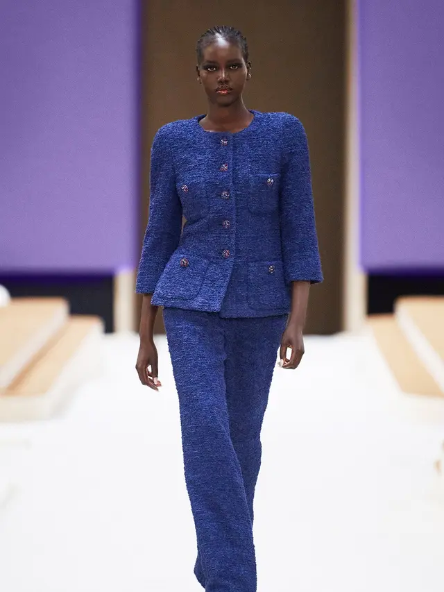 Chanel Suguhkan Koleksi Tweed Ikonis untuk Musim Semi-Panas 2022