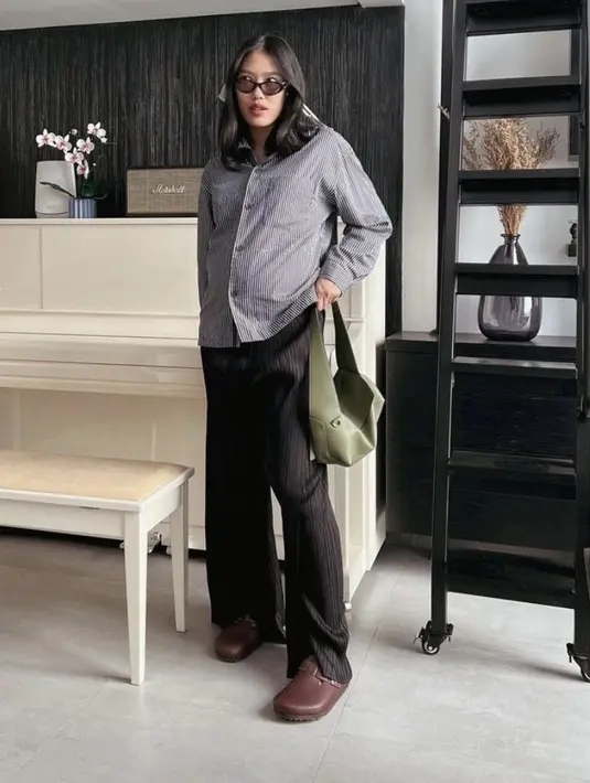 <p>Alika Islamadina tampil chic saat hamil dengan kemeja panjang dipadukan celana plisket hitam. (@alikaislamadina)</p>