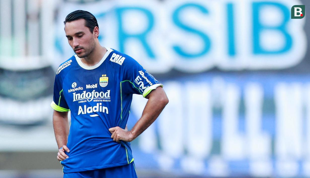 Pemain Persib Bandung, Ezra Walian, tampak kecewa setelah ditaklukkan Persik Kediri pada laga BRI Liga 1 2022/2023 di Stadion Pakansari, Bogor, Rabu (8/3/2023). (Bola.com/M Iqbal Ichsan)