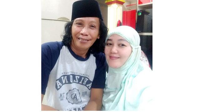 Kembali Dikaruniai Anak di Usia 54 Tahun, Ini 7 Potret Mesra Mandra dan Istri