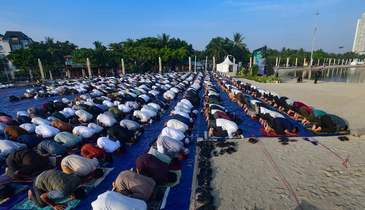 Umat Muslim saat melaksanakan Salat Idul Adha 1447 Hijriah di Pantai Lagoon, Ancol, Jakarta,  Rabu (27/5/2026). (merdeka.com/Arie Basuki)