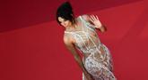Longoria yang merupakan keturunan latin tampil dengan pakaian seksi lainnya di Festival Film Cannes 2023 di hari itu. (CHRISTOPHE SIMON / AFP)