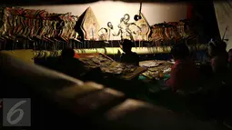 Salah satu personel sanggar seni tradisional Gong Si Bolong (Pusaka Jaya) berperan dalam Pentas pewayangan di sebuah acara pernikahan di kawasan Depok, 15 Januari 2017. (Liputan6.com/Helmi Afandi)