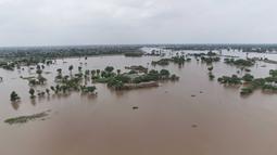 Area pencarian diperluas hingga ke wilayah pedesaan yang mengalami dampak parah dari banjir kiriman ini. (AP Photo/Jahan Zeb)