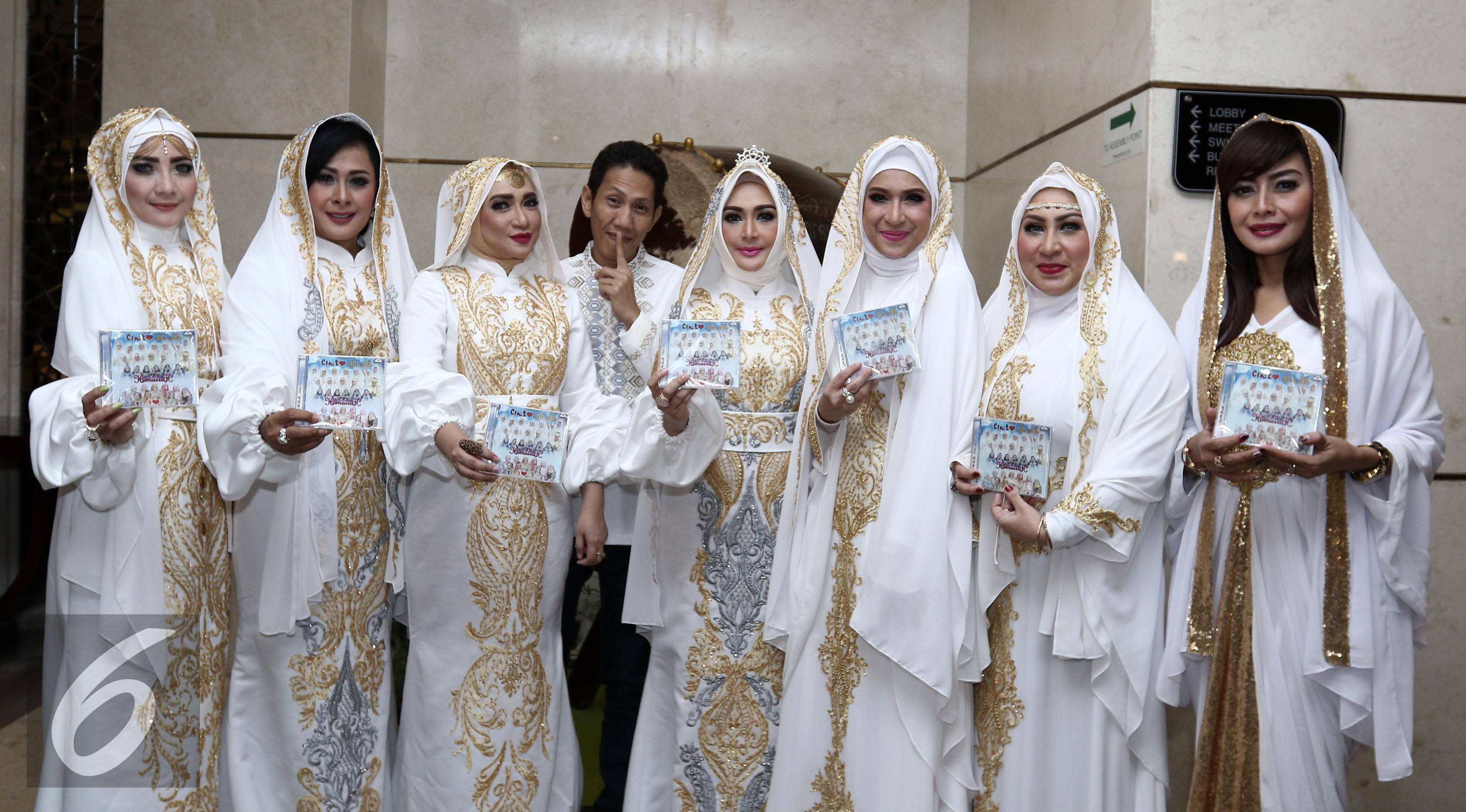 Eddies Adelia bersama Sylvana Herman dan beberapa rekan artis lainnya membentuk grup vokal Salam Cinta Allah. (Herman Zakharia/Liputan6.com)