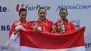 Tim renang indah Indonesia kembali berhasil merebut medali perunggu bagi kontingen Merah Putih di Sea Games 2015 Singapura. Tim renang indah Indonesia saat penerimaan medali perunggu di OCBC Aquatic Centre, Kamis (3/6). (Liputan6.com/Helmi Fithriansyah)