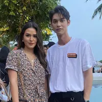 Raisa di Acara Burberry TB Monogram Singapura berfoto dengan Bright, credit: Instagram story @mrgerryadam