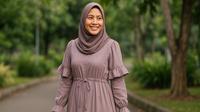 8 Inspirasi Long Dress Lengan Ruffle untuk Ibu-ibu, Bikin Tampilan Awet Muda dan Anggun (sumber:AI)