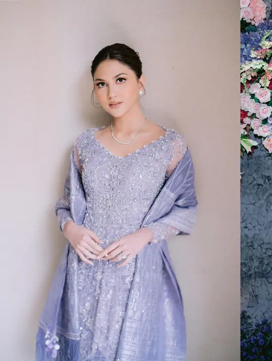 Prosesi adat Batak sebelum pernikahan Jessica Mila dan Yakup Hasibuan juga banyak menampilkan Jessica Mila berbalut kain Ulos. Terlihat ayu, Jessica Mila memilih kebaya bernuansa ungu muda yang lembut dengan padu padan kain ulos sebagai selendang dan roknya. Foto: Instagram.