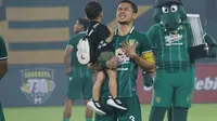 Momen Reva Adi Utama menggunakan ban kapten Persebaya saat hadapi Bali United pada partai uji coba jelang Liga 1 2023/2024. (Wahyu Pratama/Bola.com)