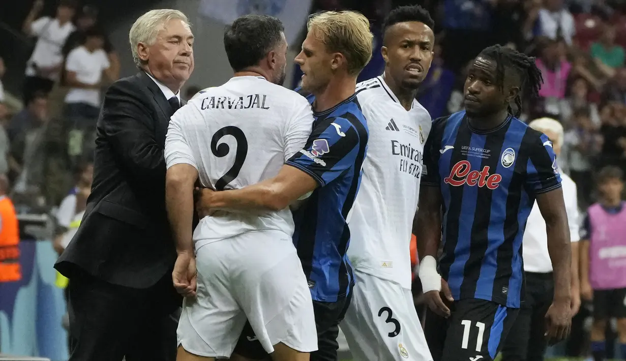 Pelatih Real Madrid, Carlo Ancelotti berusaha melerai pertikaian pemainnya, Dani Carvajal dengan bek Atalanta, Mitchel Bakker pada laga Piala Super Eropa 2024 di Narodowy Stadium, Warsawa, Polandia, Rabu (14/8/2024). (AP Photo/Czarek Sokolowski)