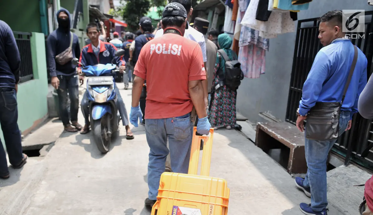 Polisi membawa barang bukti setelah menggeledah kediaman orang tua terduga teroris di Jalan Belibis V, Semper Barat, Cilincing, Jakarta, Senin (23/9/2019). Selain rumah tersangka, polisi juga menggeledah kediaman orang tua terduga teroris yang tidak jauh dari TKP. (merdeka.com/Iqbal S. Nugroho)