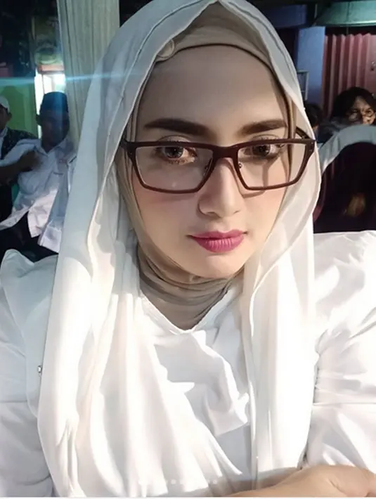 "Nahh kalian bisa bantu klarifikasi dechh.... yg setiap hrnya sm sayahhhhh....," sebgai keterangan foto sembari minta bantuan pada teman-temannya yang selama ini sering bareng. (Instagram/yuliast_mochamad)